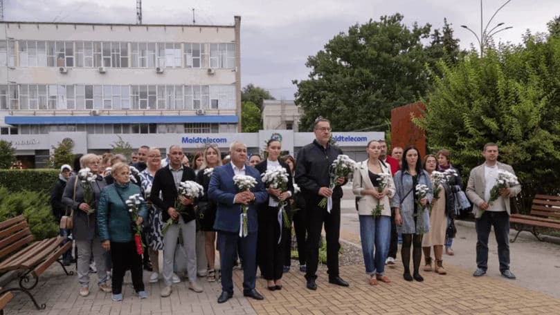 Respect Moldova a depus flori la monumentul lui Mihai Volontir din Bălți