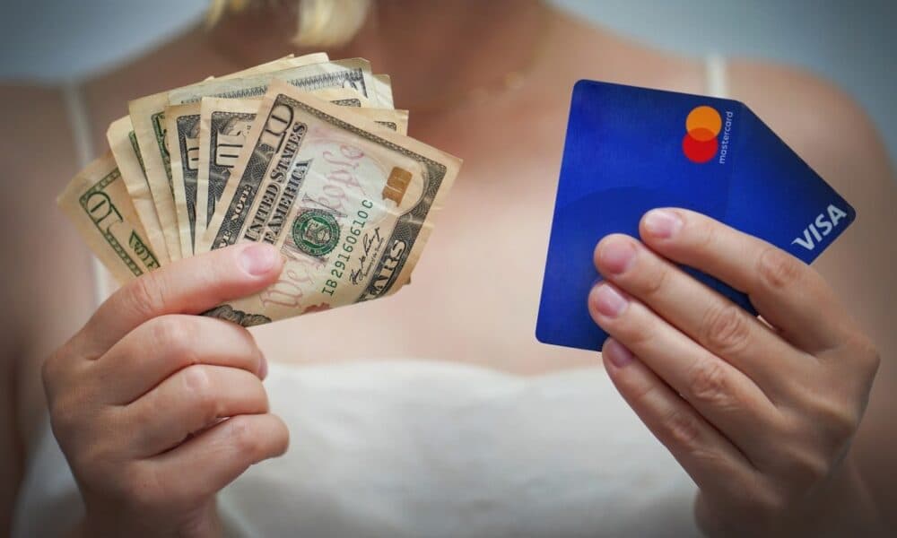 Numerarul – singura plasă de siguranță în crize