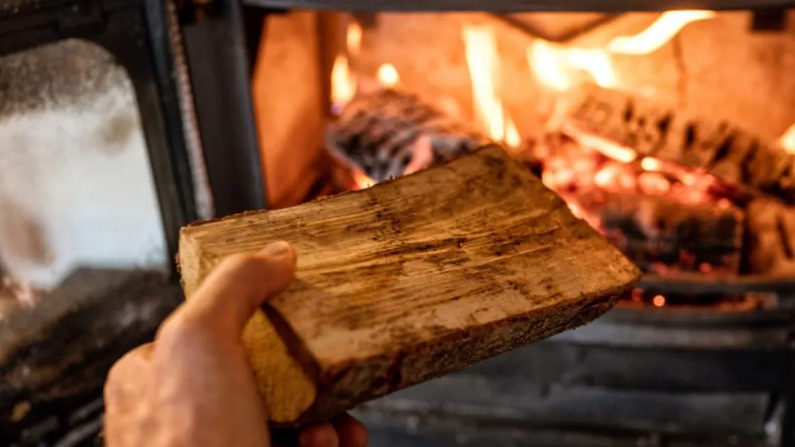 O femeie a suferit arsuri de gradul II și III în regiunea feței după o explozie provocată de aprinderea sobei cu lichid inflamabil