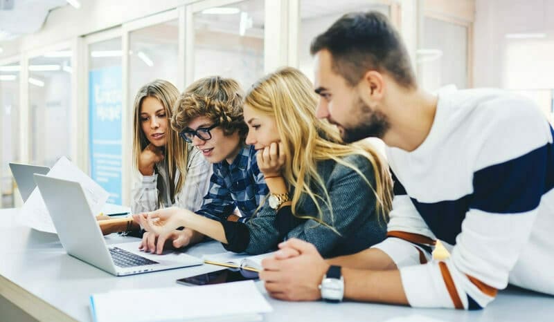 MEC anunță că 3200 de elevi de gimnaziu și liceu urmează să își testeze competențele digitale