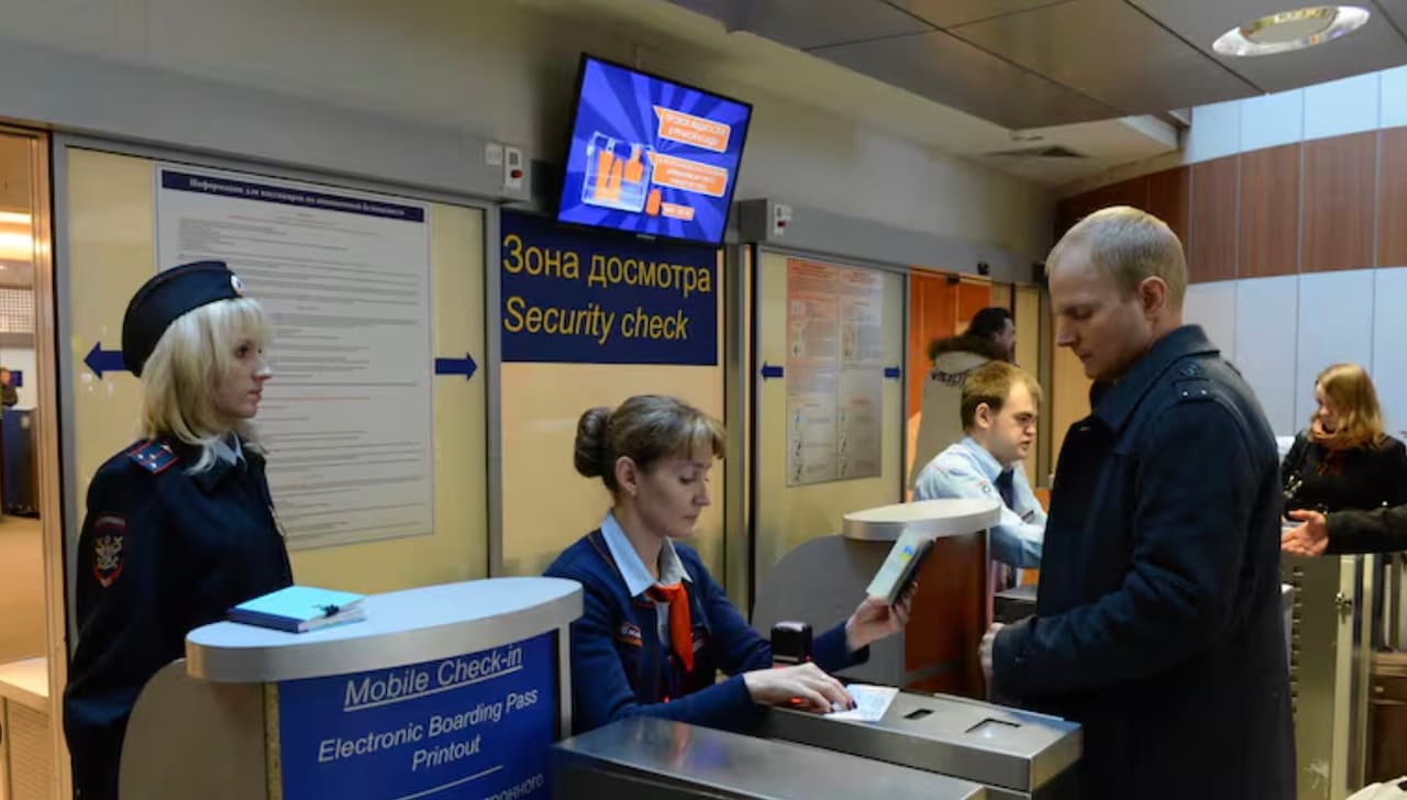 Euroactiv: Țările UE iau în considerare o interdicție completă de intrare pentru turiștii ruși, ca parte a celei de-a 19-a runde de sancțiuni împotriva Rusiei