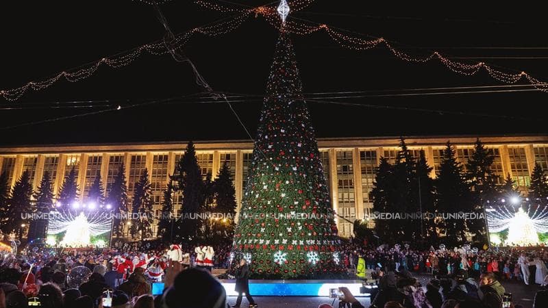 Chișinăul, în magia sărbătorilor: Pomul și Târgul de Crăciun vor fi inaugurate pe 5 decembrie. Cetățenii, așteptați la patinoar, concerte și zeci de activități în PMAN