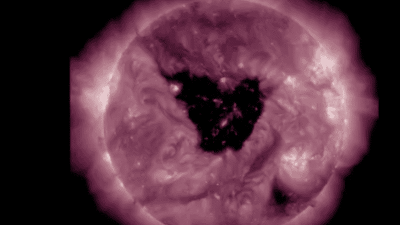 O pată gigantică în formă de fluture a apărut pe Soare și ar putea declanșa aurora boreală pe Pământ