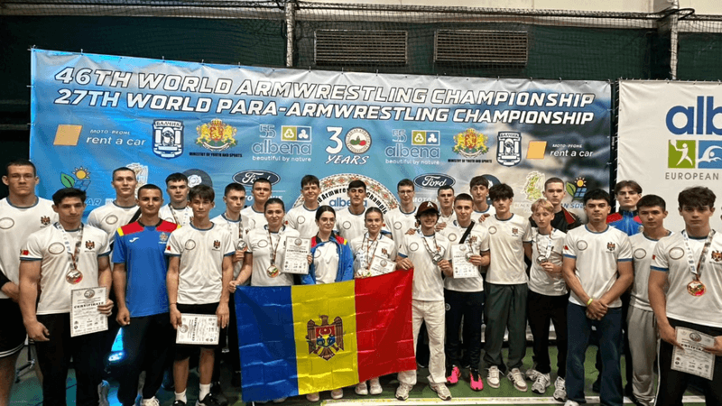 (foto) Aur, argint și bronz pentru Moldova: 11 sportivi au urcat pe podium la Campionatul Mondial din Armwrestling din Bulgaria