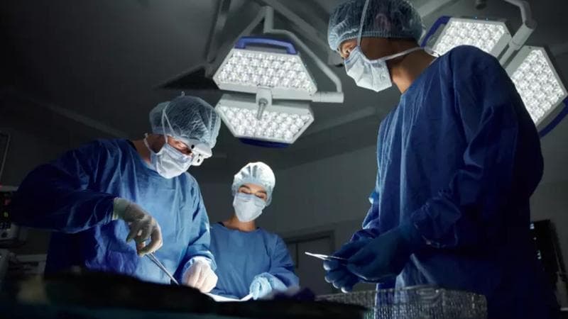 Vederea unui bărbat a fost restabilită de medici prin extragerea dintelui și implantarea lui în ochi, în Canada: Ce implică procedura