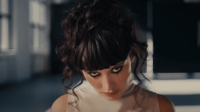 (video) Irina Rimes, așa cum nu ai mai văzut-o: Artista surprinde cu un videoclip incendiar și o transformare spectaculoasă pentru piesa „Mărgele”