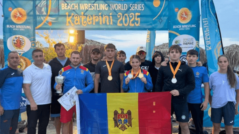 (foto) Aur și argint pentru Moldova: Sportivii Gabriel Ojog și Alexandru Borș au urcat pe podium la Campionatul mondial de lupte pe plajă