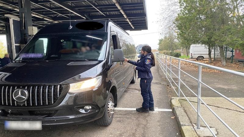 Cu permis de 1.500 de euro, dar fals: Un moldovean riscă dosar penal în România, după ce a fost prins la frontieră