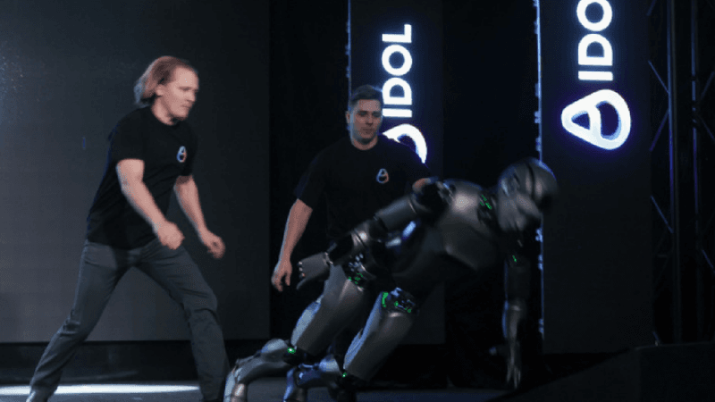 (video) Rusia și-a prezentat primul robot umanoid cu AI: A intrat triumfal pe scenă, dar a căzut în cap după doar 15 secunde